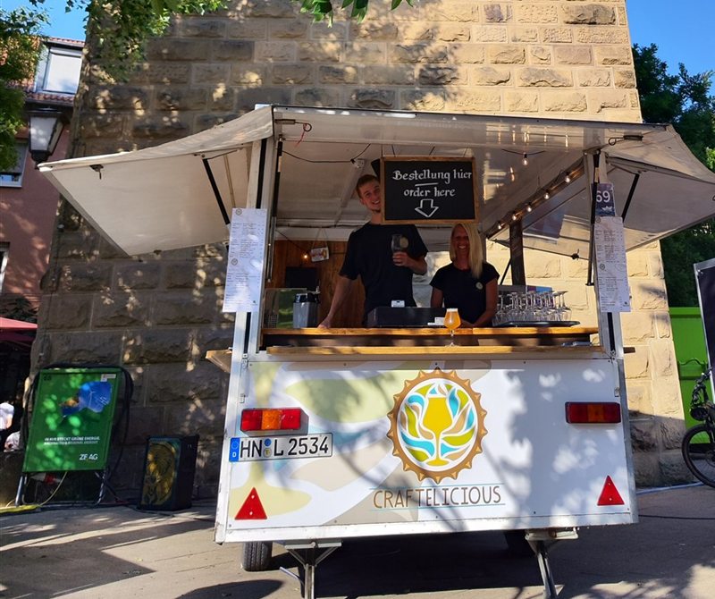 Das Crafty-Mobil, der Ausschankwagen des Craftelicious, mit geöffneter Theke